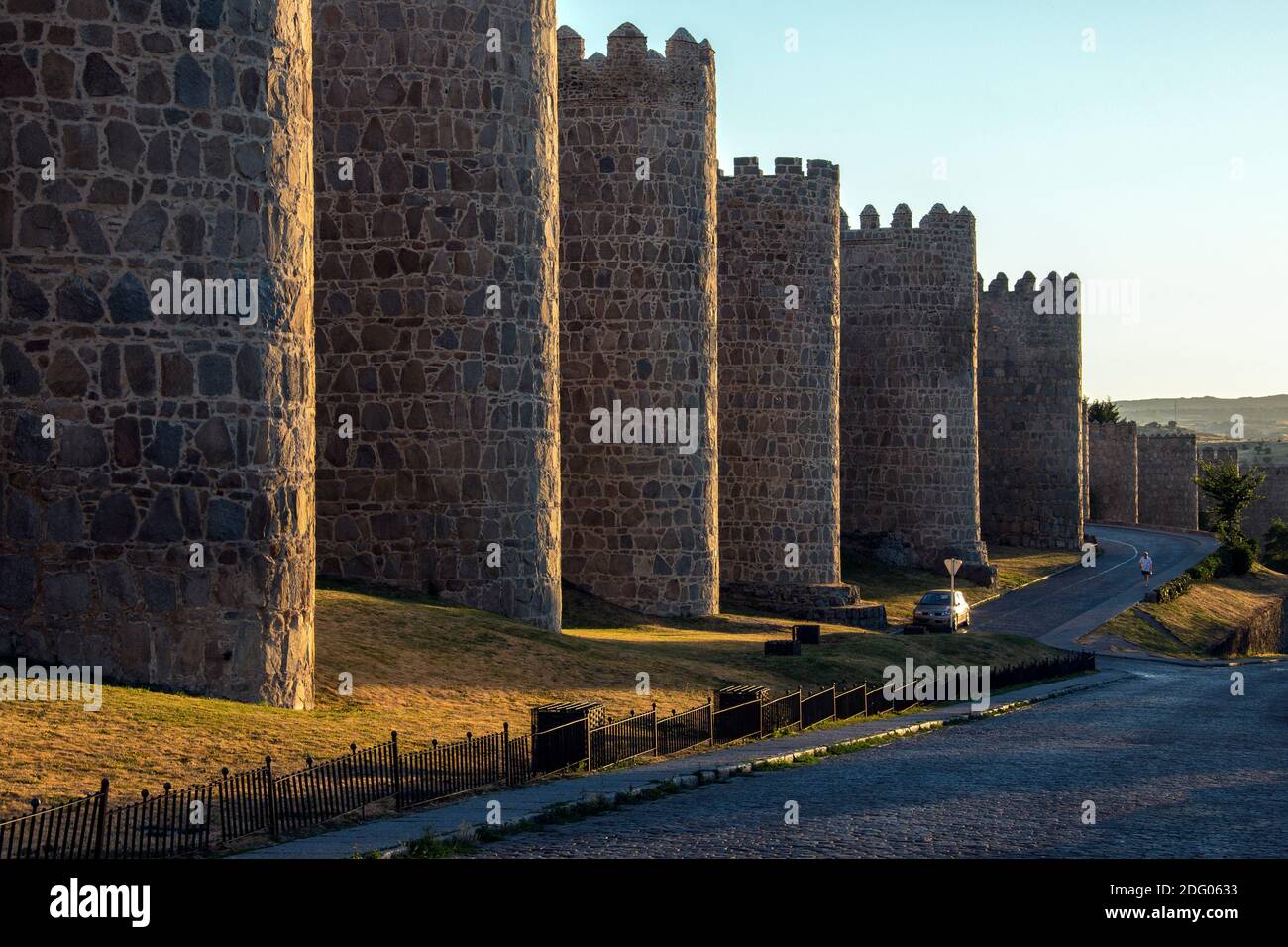 Am späten Nachmittag Sonnenlicht auf den mittelalterlichen Stadtmauern rund um die Stadt Avila in der Region Castilla-y-Leon in Zentralspanien. Stockfoto