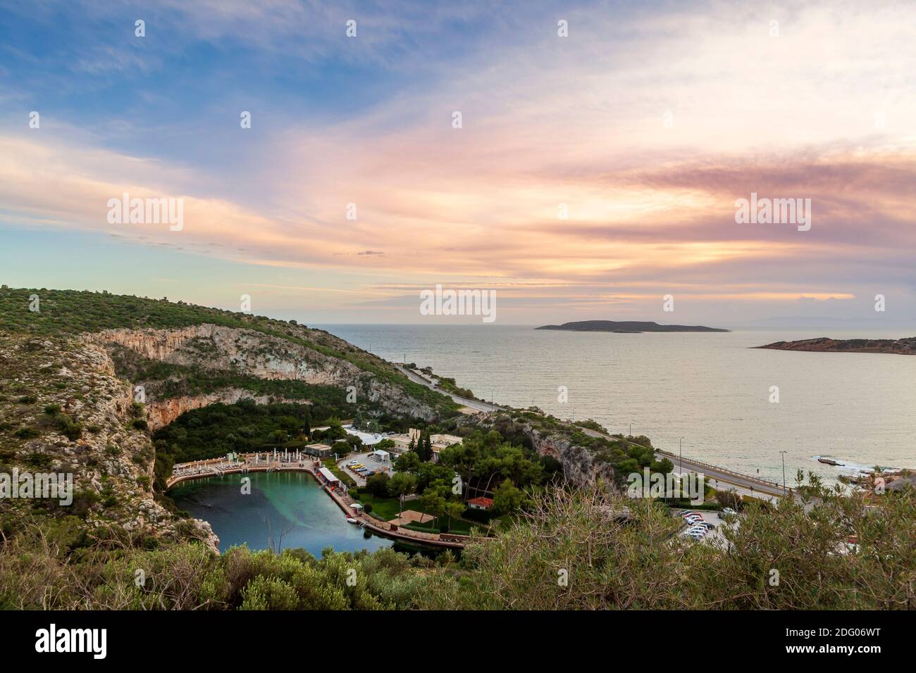 Vouliagmeni See, ein beliebter Ferienort an der Athener Riviera, in Attika Region, Athen, Griechenland, Europa. Stockfoto