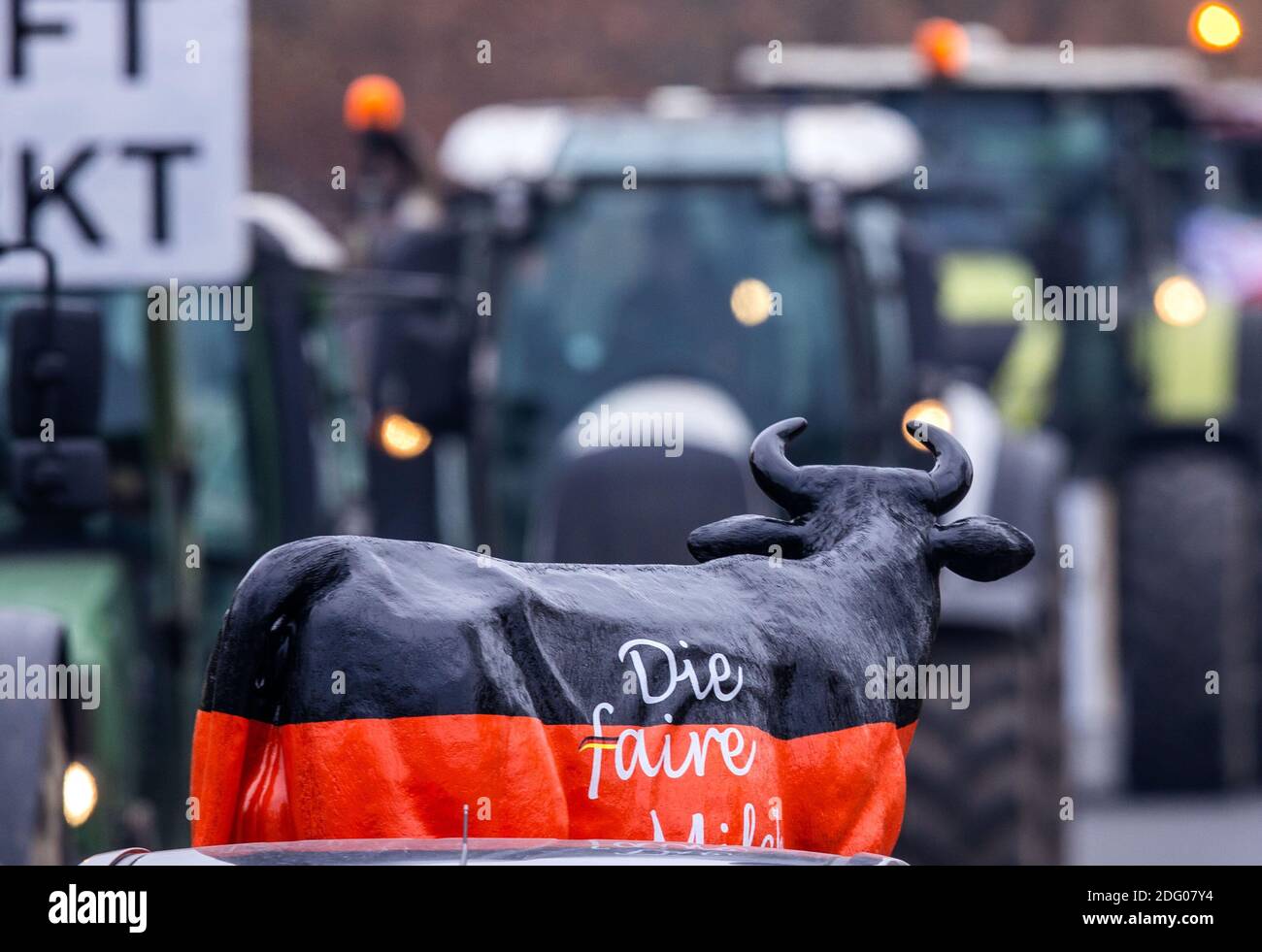 Upahl, Deutschland. Dezember 2020. Die Bauern versammeln sich vor der Molkerei Arla zu einer Protestaktion für höhere Milchpreise. Die Bauern in Mecklenburg-Vorpommern haben erneut Traktorenparaden zu mehreren Milch- und Fleischverarbeitern gestartet. Geplant sind Aktionen in Molkereien in Wismar, Upahl und Waren an der Müritz und vor dem größten Schlachthof im Nordosten. Quelle: Jens Büttner/dpa-Zentralbild/ZB/dpa/Alamy Live News Stockfoto