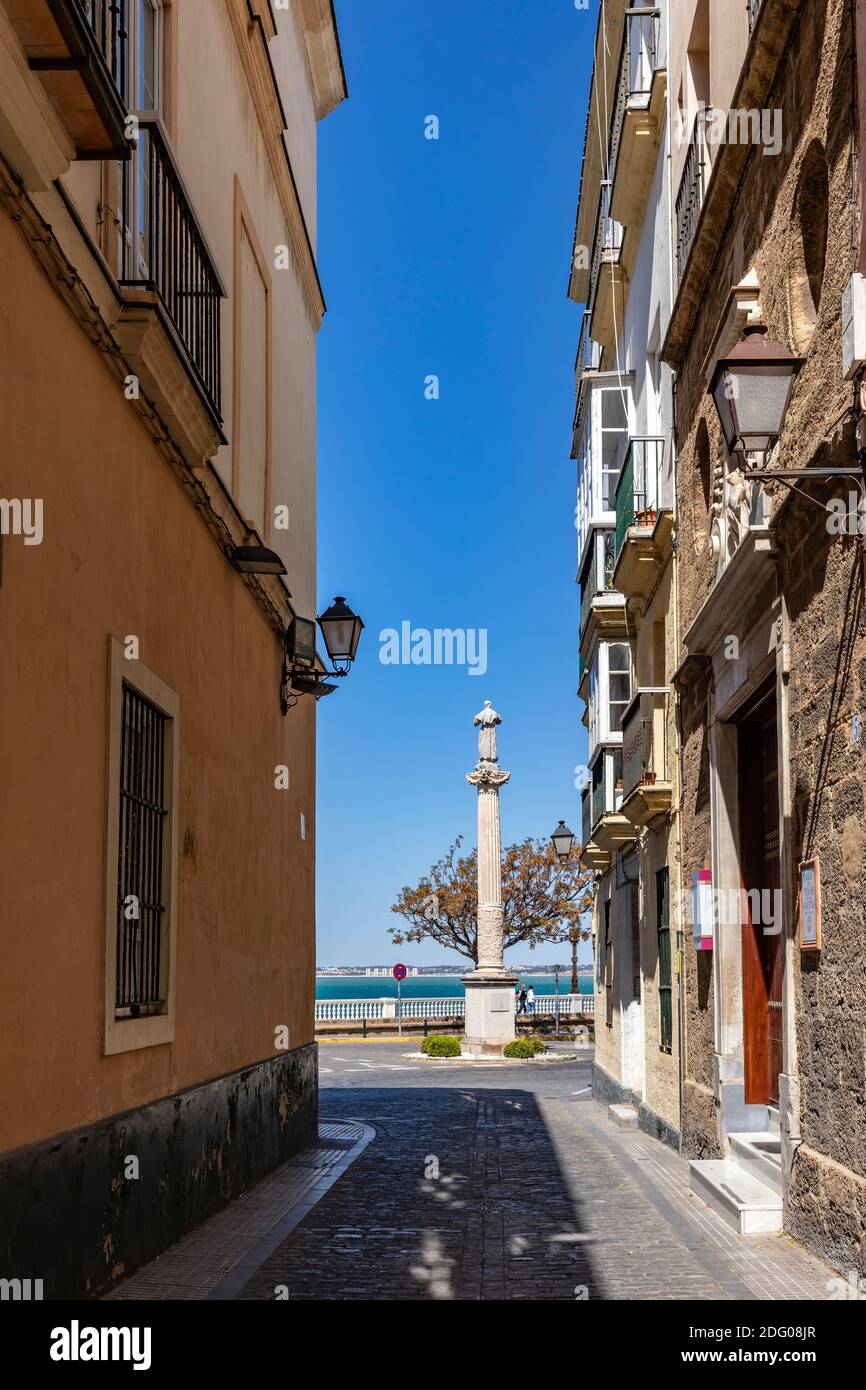 Wohnhäuser Und Geschäfte In Einer Altstadtallee Von Cadiz, Andalusien, Spanien, Europa Stockfoto
