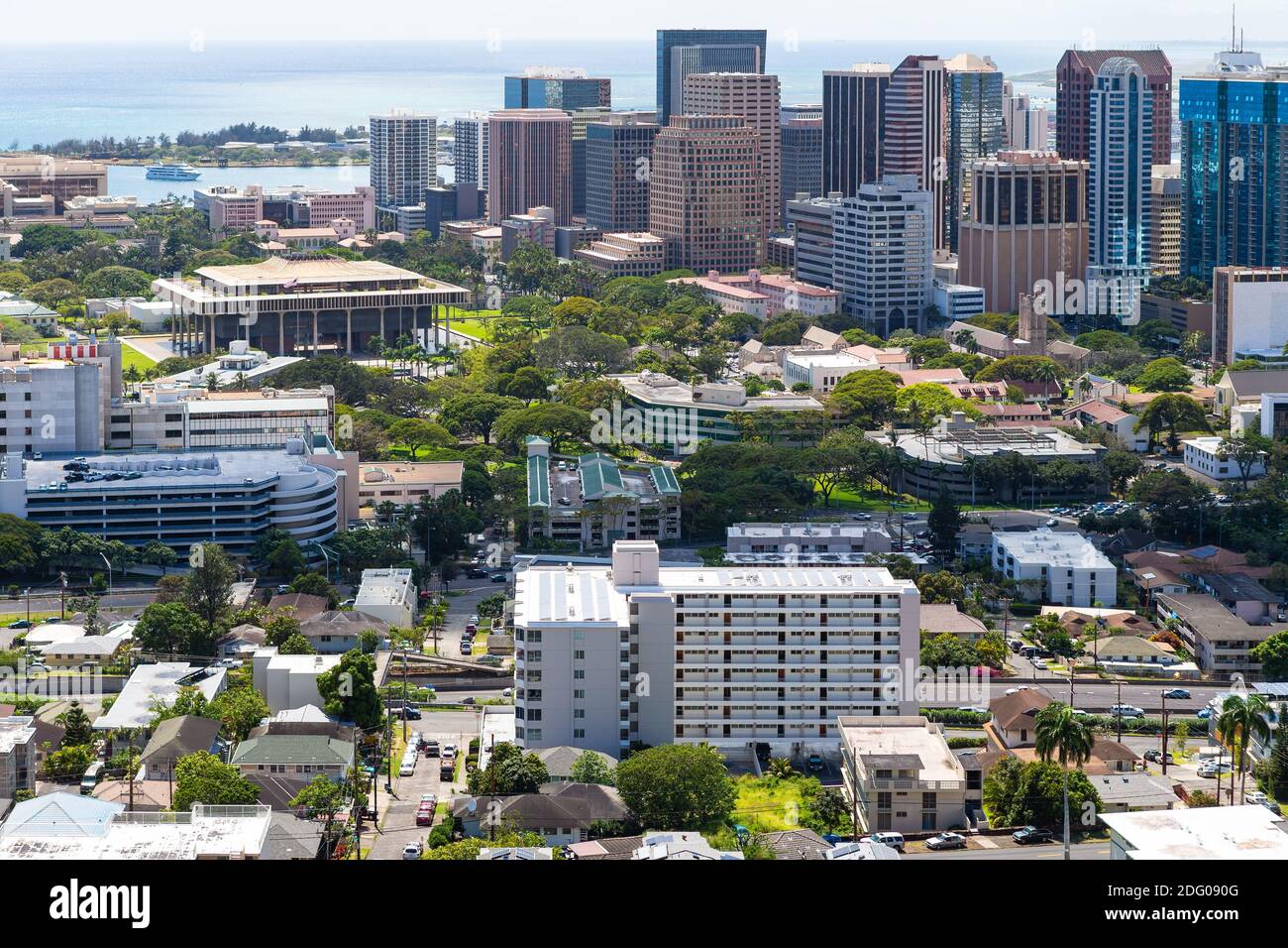 Honolulu Innenstadt und Stadtzentrum, Oahu, Hawaii. Hawaii State Capitol Gebäude Mitte links, vor Honolulu Hafen. Stockfoto