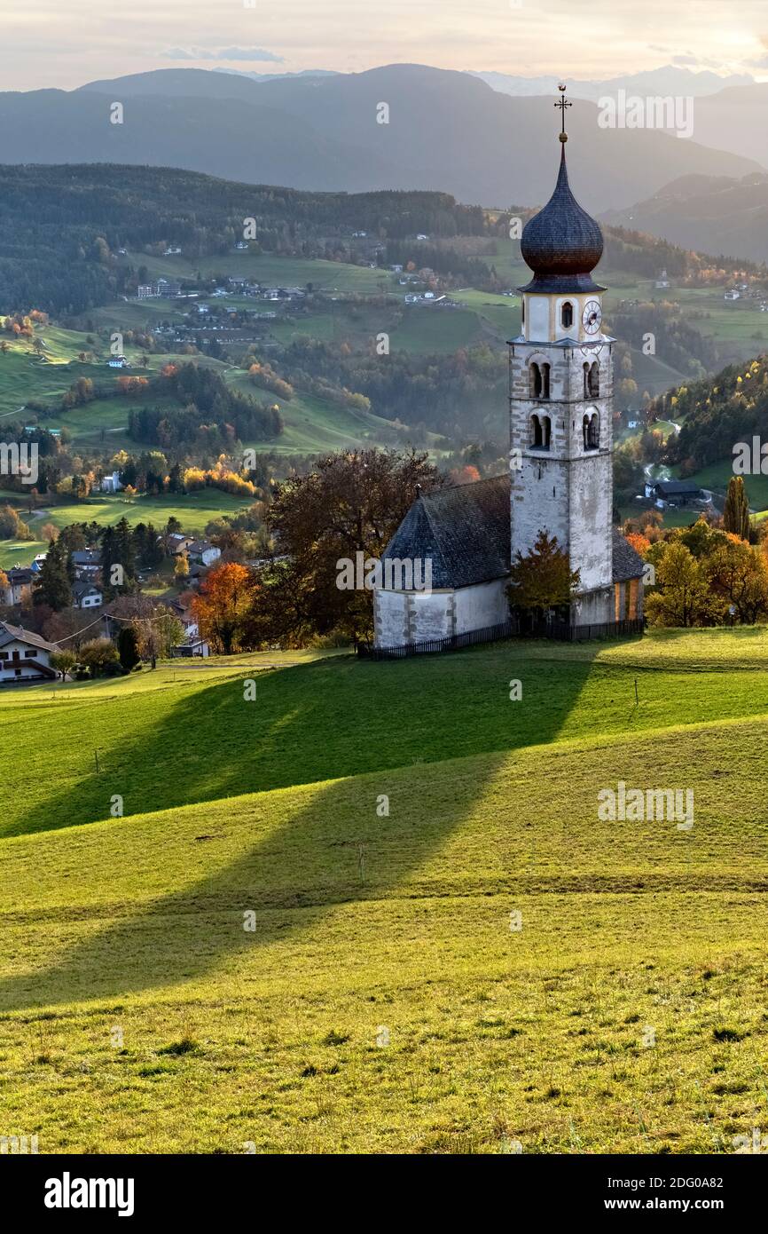 Die St. Valentin Kirche und die Seiser Alm im Herbst. Kastelruth, Provinz Bozen, Trentino-Südtirol, Italien, Europa. Stockfoto