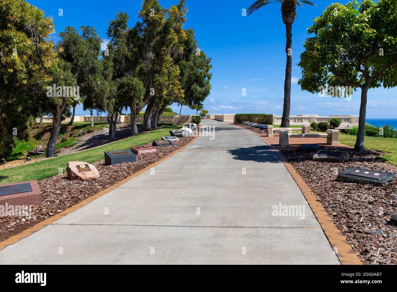 Honolulu, HI, USA - 30. März 2013 : Pfad des Tapferen entlang National Memorial Cemetery of the Pacific, Oahu, Hawaii. Plaketten zu Ehren der amerikanischen Streitkräfte. Stockfoto