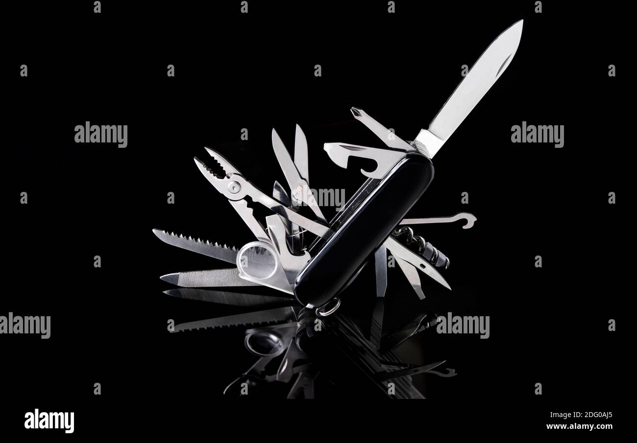 Mehrzweck-Taschenmesser auf schwarzem Hintergrund Stockfoto