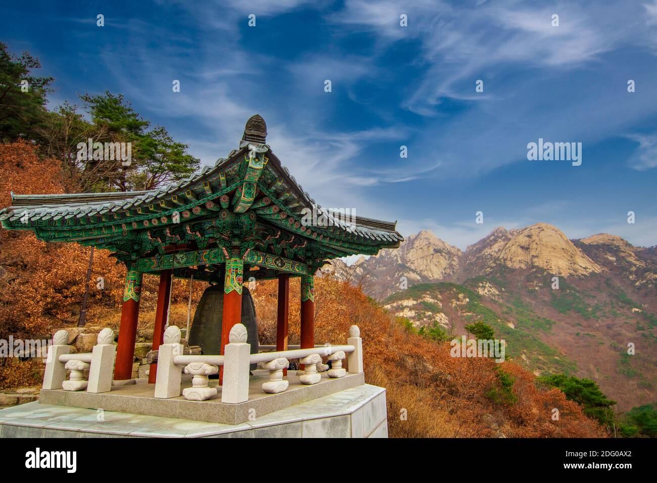 Traditioneller koreanischer Pavillon in der Nähe des Gunyeongsa-Tempels im Bukhansan-Nationalpark in Goyang, Südkorea. Stockfoto