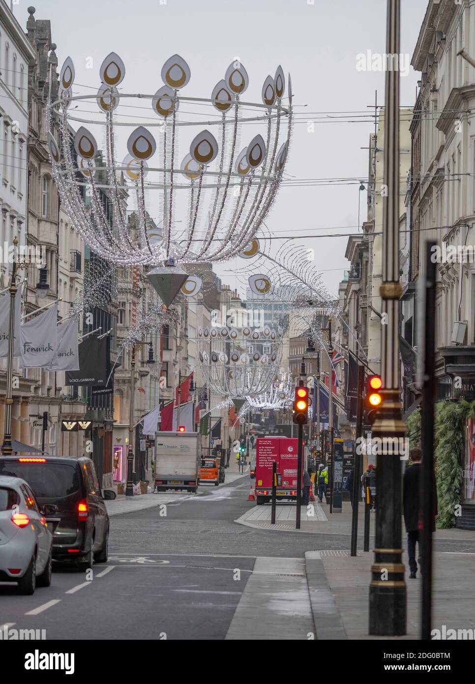 London, Großbritannien. Dezember 2020. Weihnachtsbeleuchtung über einer ruhigen New Bond Street im Zentrum von London mit einer Temperatur von ein paar Grad über dem Gefrierpunkt. Quelle: Malcolm Park/Alamy Live News. Stockfoto