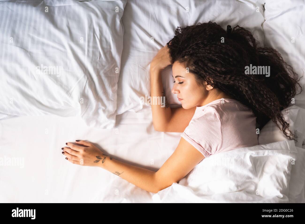 Junge afrohaarige verärgerte Frau allein im Bett mit leerem Raum neben ihr. Divorse, Liebesverlust-Konzept, Draufsicht. Stockfoto