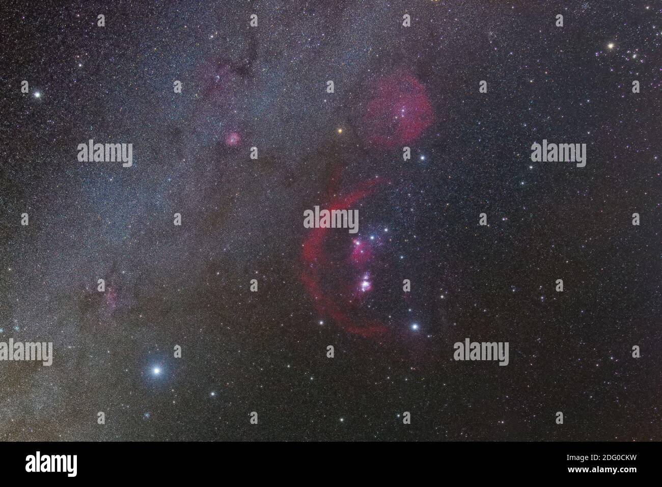 Fotografie des Sternbildes orion mit den Wasserstofffarben des tiefen Himmels, Nebel mit vielen Sternen und der Milchstraße Stockfoto