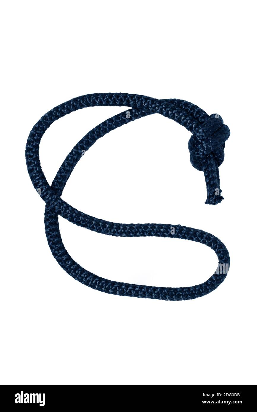 Seil isoliert. Nahaufnahme von blauem Seil mit Knoten, isoliert auf weißem Hintergrund. Navy, Marine und Angler Knoten. Stockfoto