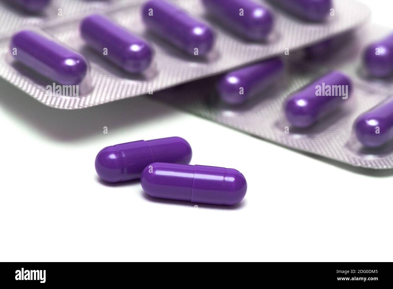 Packungen mit Pillen isoliert auf weißem Hintergrund Stockfoto
