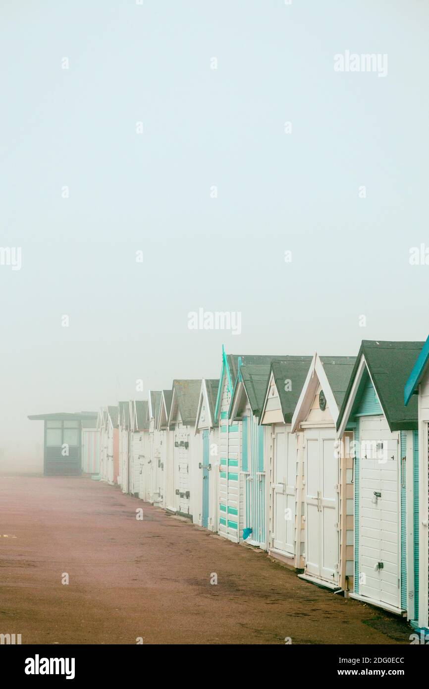 Strandhütten am Meer bei Shoeburyness an einem Foggy Dezember Morgen in Old Style Farbe bearbeitet Stockfoto