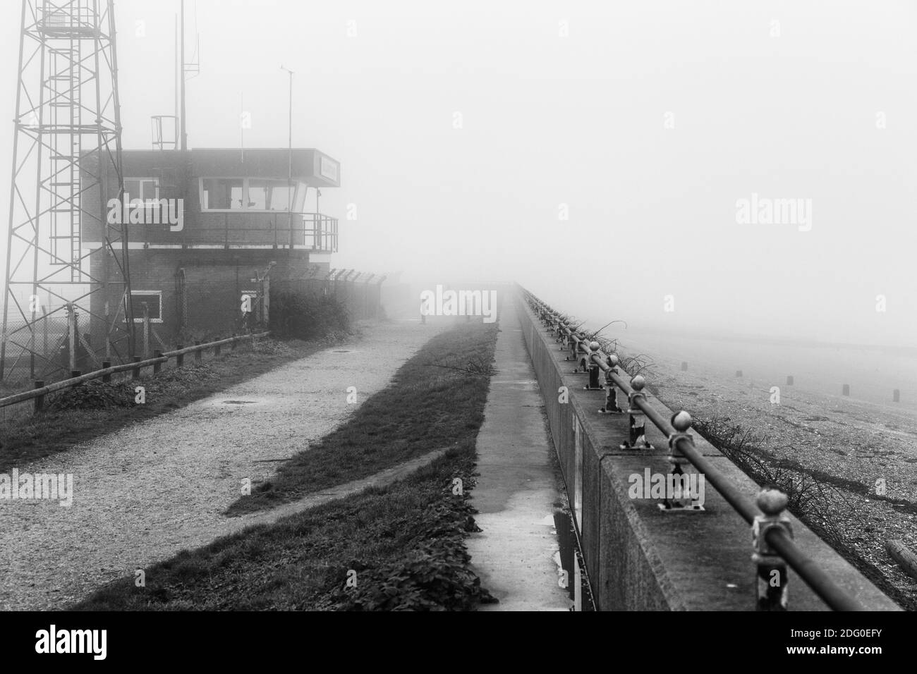 Küstenwache in Shoeburyness in Mist on a Cold gehüllt Dezembermorgen in Schwarz und Weiß Stockfoto