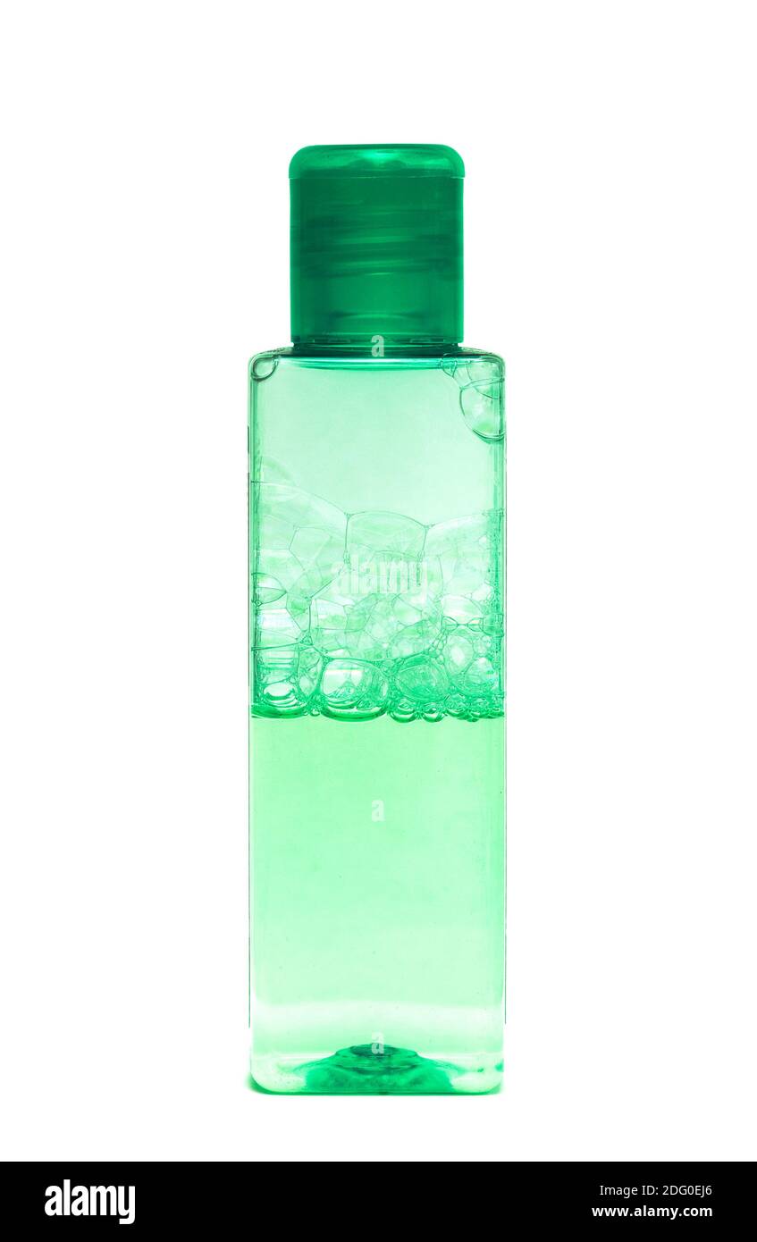 Grüne Flasche mit Shampoo auf weißem Hintergrund Stockfoto