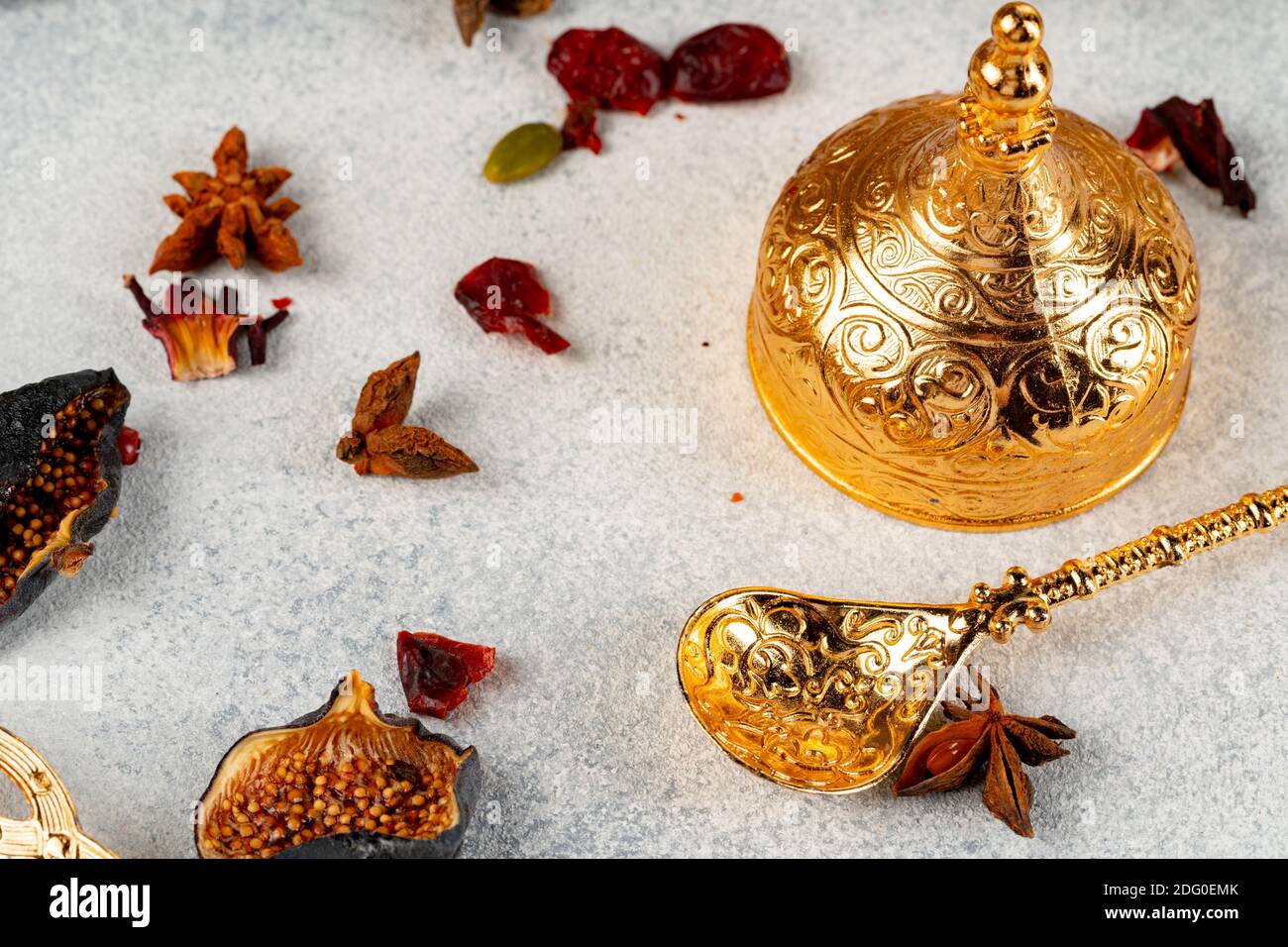 Arabisches Geschirr aus Metall und Trockenfrüchte auf dem Tisch  Stockfotografie - Alamy