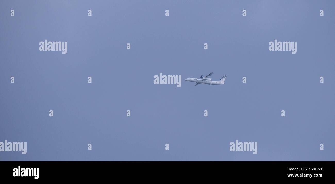 Alberton, Südafrika - ein lokaler Cemair-Flug isoliert in einem bewölkten Himmel über der Stadt Stockfoto