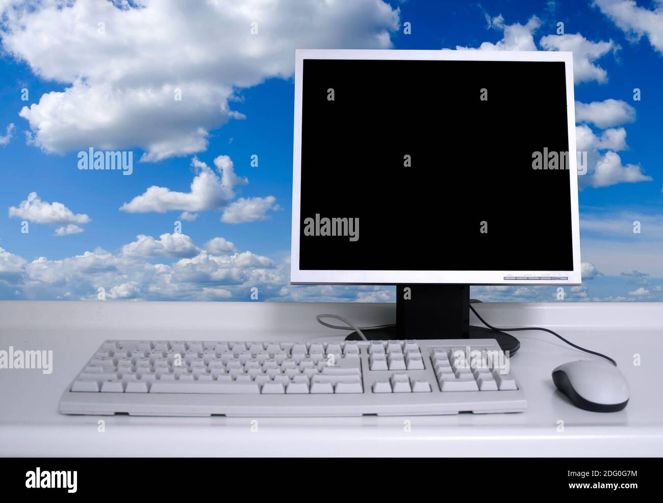 PC mit schwarzem Desktop und Himmel Hintergrund Stockfoto