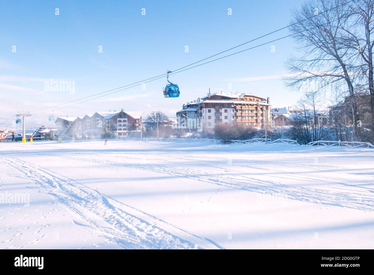 Bansko, Bulgarien - 22. Januar 2018: Winter im bulgarischen Skigebiet mit Skipiste, Gondelbahnen, Skifahrer Stockfoto
