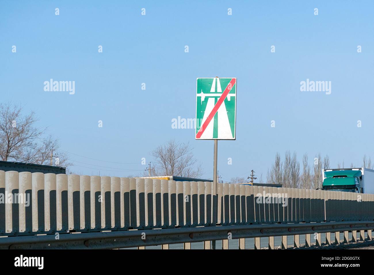 Straßenschild Ende einer Autobahn auf einer Autobahn gegen Ein blauer Himmel Stockfoto