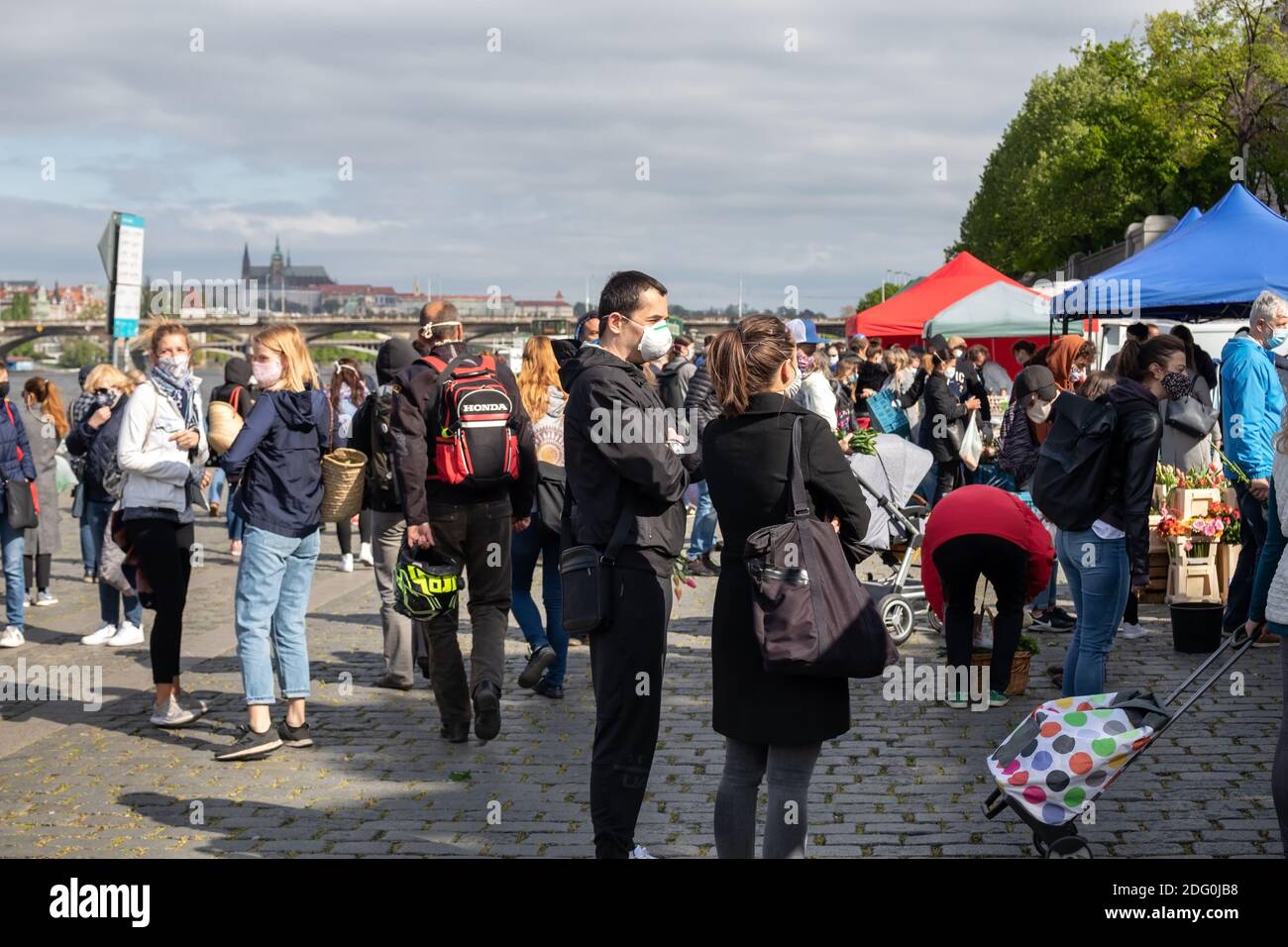 PRAG, TSCHECHISCHE REPUBLIK - 25. APRIL 2020: Menschen in Gesichtsmaske auf dem wiedereröffneten Bauernmarkt Naplavka am Ende der ersten Welle des Coronavirus Stockfoto