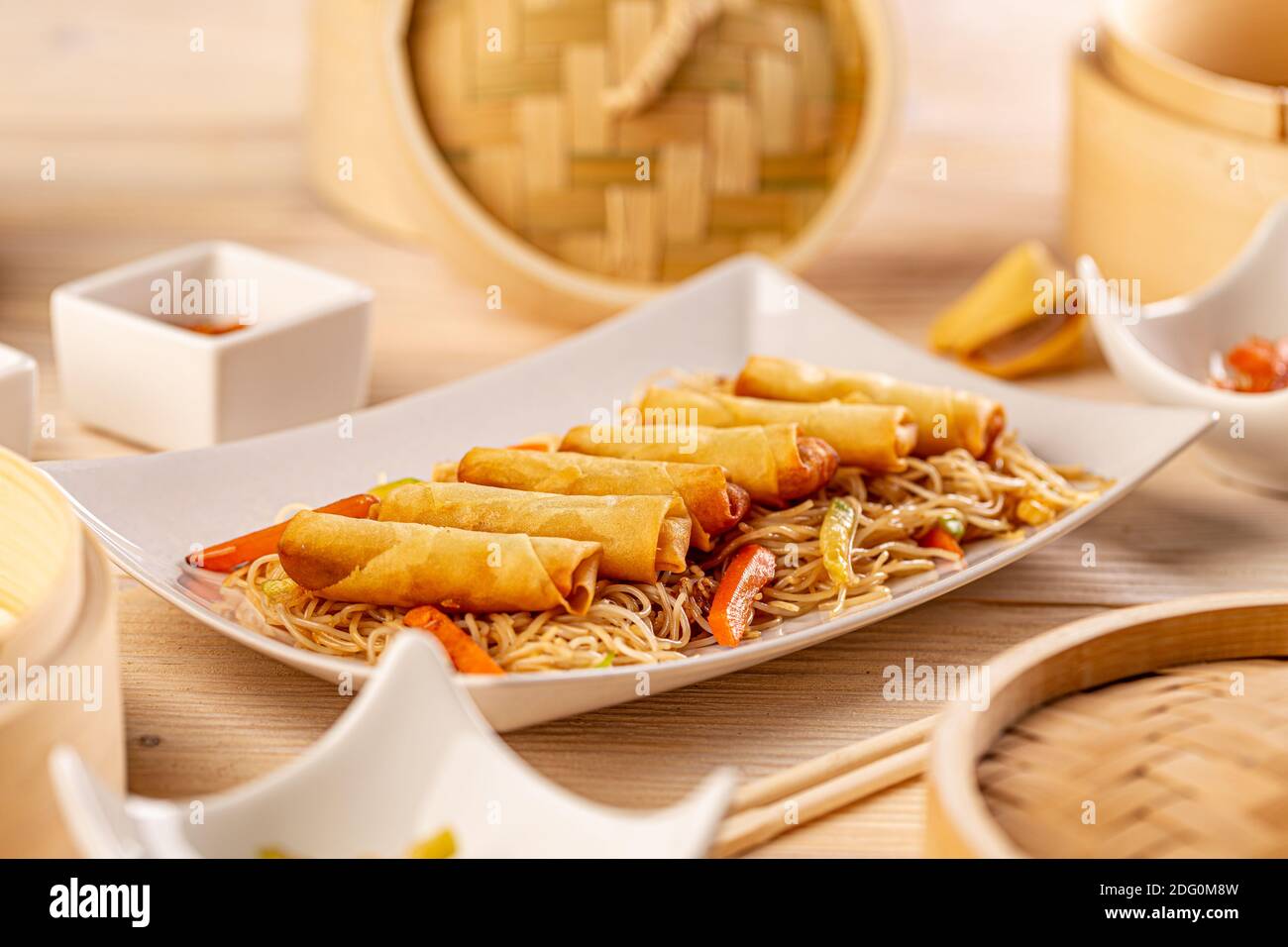 Leckere chinesische Frühlingsrollen mit gelben Nudeln, chinesische Speisekarte Stockfoto