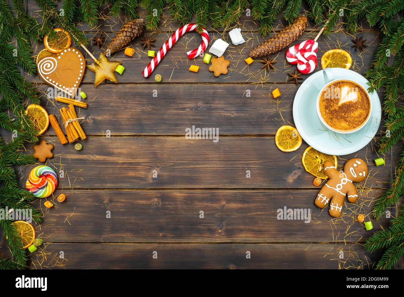Weihnachtsschmuck auf einem kieferbraunen Bretttisch Stockfoto