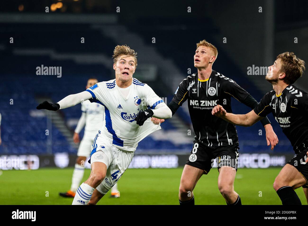 Kopenhagen, Dänemark. Dezember 2020. Rasmus Hoejlund (45) vom FC Kopenhagen und Bjarke Jacobsen (8) von AC Horsens im 3F Superliga-Spiel zwischen dem FC Kopenhagen und AC Horsens in Parken, Kopenhagen. (Foto Kredit: Gonzales Foto/Alamy Live News Stockfoto