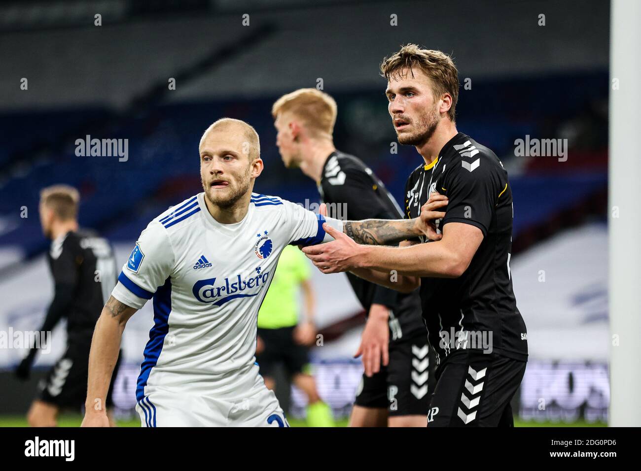 Kopenhagen, Dänemark. Dezember 2020. Alexander Ludwig (33) von AC Horsens bewacht Nicolai Boilesen (20) vom FC Kopenhagen im 3F Superliga-Spiel zwischen dem FC Kopenhagen und AC Horsens in Parken, Kopenhagen. (Foto Kredit: Gonzales Foto/Alamy Live News Stockfoto