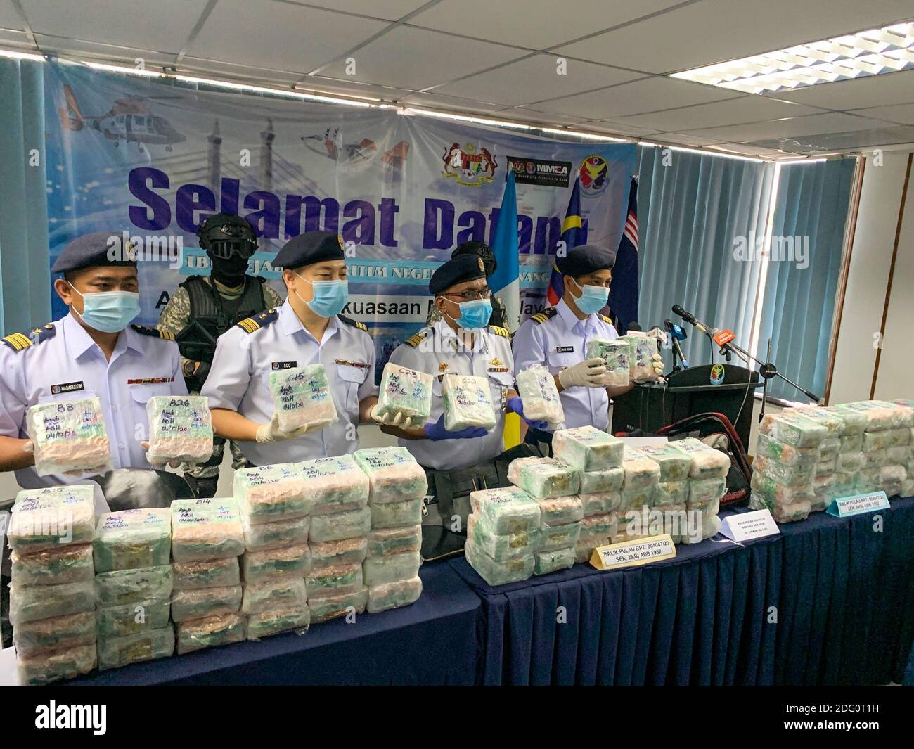 (201207) -- PENANG, 7. Dezember 2020 (Xinhua) -- Beamte der malaysischen Maritime Enforcement Agency (MMEA) zeigen die beschlagnahmten Betäubungsmittel bei einer Pressekonferenz in Penang, Malaysia, 7. Dezember 2020. Etwa 2.5 Millionen US-Dollar an Drogen wurden von einem Boot beschlagnahmt, das versuchte, die Drogen in das Land zu schmuggeln, sagten malaysische Behörden am Montag. (MMEA/Handout über Xinhua) Stockfoto