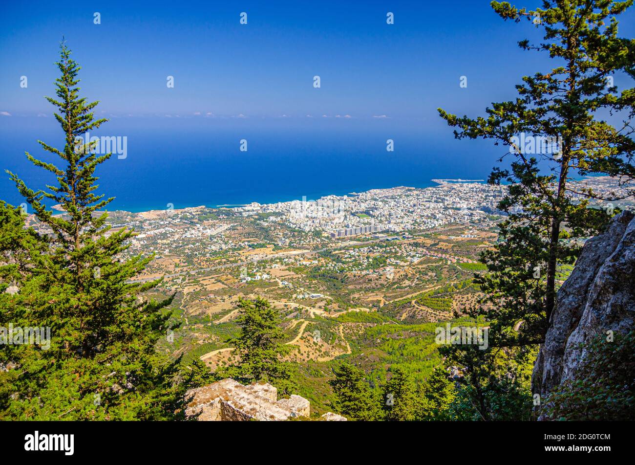 Luftaufnahme von Kyrenia District Tal mit Kyrenia Girne Stadt und Mittelmeer in sonnigen Tag, grüne Bäume auf Felsen von Kyrenia Girne Berge vor Stockfoto