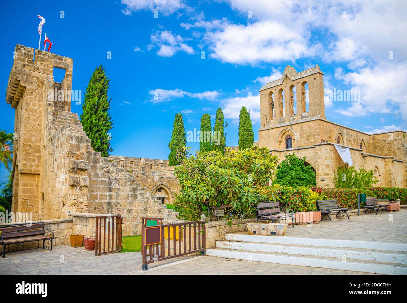 Ruinen von Bellapais Abbey Kloster Steingebäude in Kyrenia Girne Bezirk, blauer Himmel weiße Wolken Hintergrund, Nordzypern Stockfoto