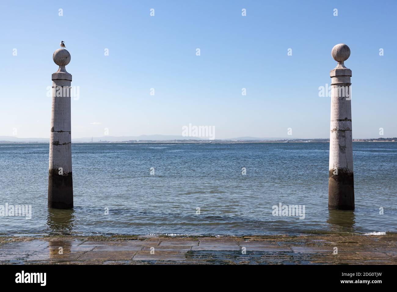 Pier Cais das Colunas am Tejo-Ufer in Lissabon, Portugal Stockfoto