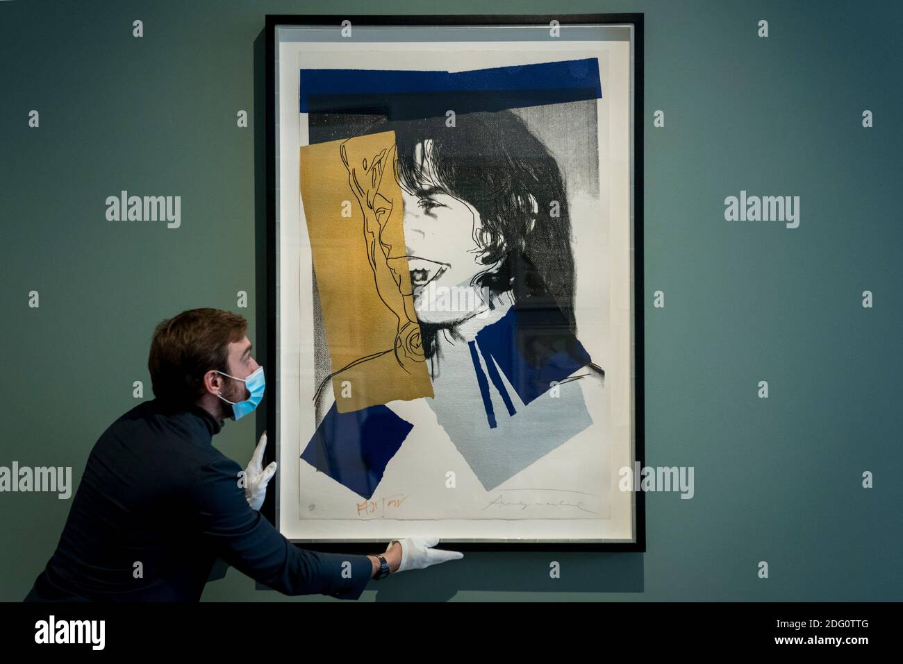 London, Großbritannien. Dezember 2020. Ein Mitarbeiter präsentiert "Nick Jagger", 1975, von Andy Warhol (£100,000). Start des neuen Shapero Emporium in der New Bond Street. Das Emporium ist ein Zusammenkommen von 6 renommierten Kunsthändlern, darunter Shapero Modern, Shapero Rare Books, Lennox Cato, Kent Antiques und mehr, mit Werken von Raphael, Andy Warhol, schönen islamischen und indischen höfischen Objekten und Majolika. Kredit: Stephen Chung / Alamy Live Nachrichten Stockfoto