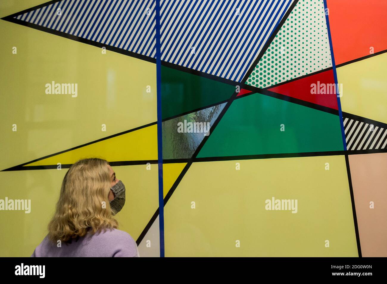 London, Großbritannien. Dezember 2020. Ein Mitarbeiter blickt auf 'Imperfect Print' aus der Imperfect Series von Roy Lichtenstein (£110,000). Start des neuen Shapero Emporium in der New Bond Street. Das Emporium ist ein Zusammenkommen von 6 renommierten Kunsthändlern, darunter Shapero Modern, Shapero Rare Books, Lennox Cato, Kent Antiques und mehr, mit Werken von Raphael, Andy Warhol, schönen islamischen und indischen höfischen Objekten und Majolika. Kredit: Stephen Chung / Alamy Live Nachrichten Stockfoto