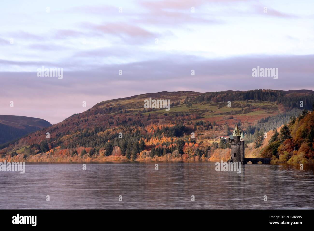 Herbstszene am Lake Vyrnwy. Im Bild: Der victorian Straining Tower, Donnerstag, 5. November 2020. Stockfoto