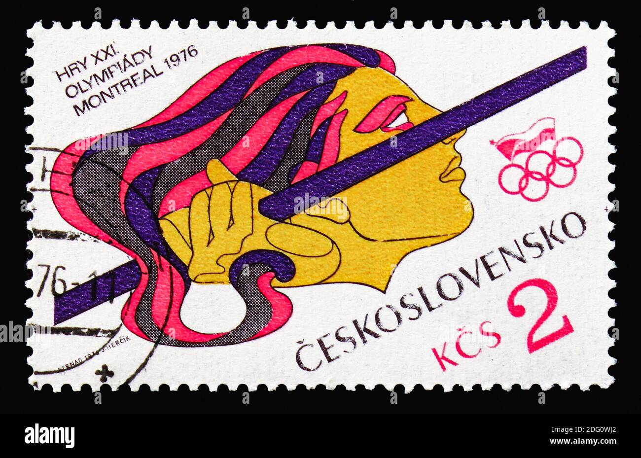 MOSKAU, RUSSLAND - 18. AUGUST 2018: Eine in der Tschechoslowakei gedruckte Briefmarke zeigt Javelin und Olympische Ringe, Olympische Spiele 1976 - Montreal Serie, um 1976 Stockfoto