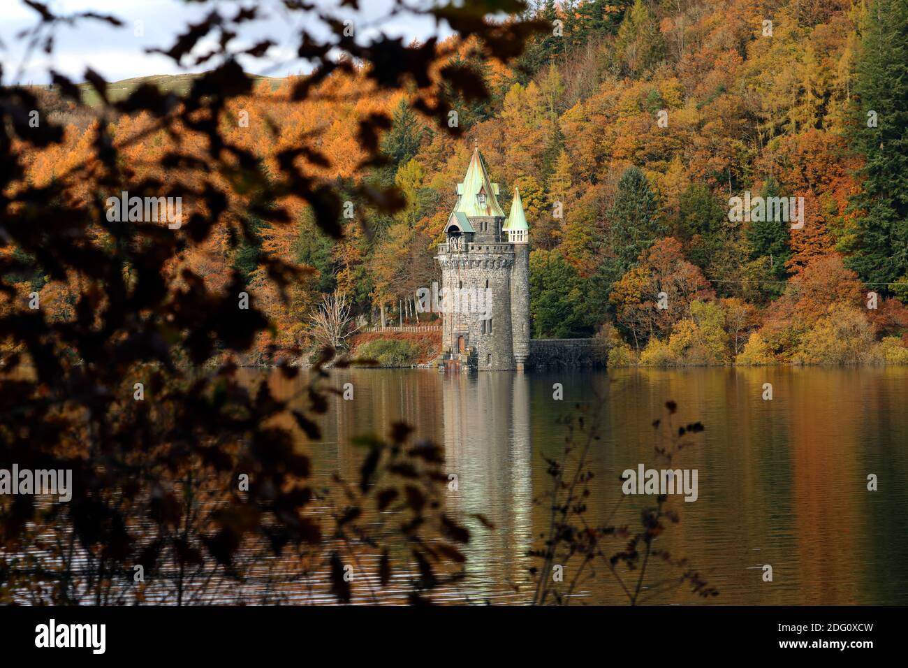 Herbstszene am Lake Vyrnwy. Im Bild: Der victorian Straining Tower, Donnerstag, 5. November 2020. Stockfoto