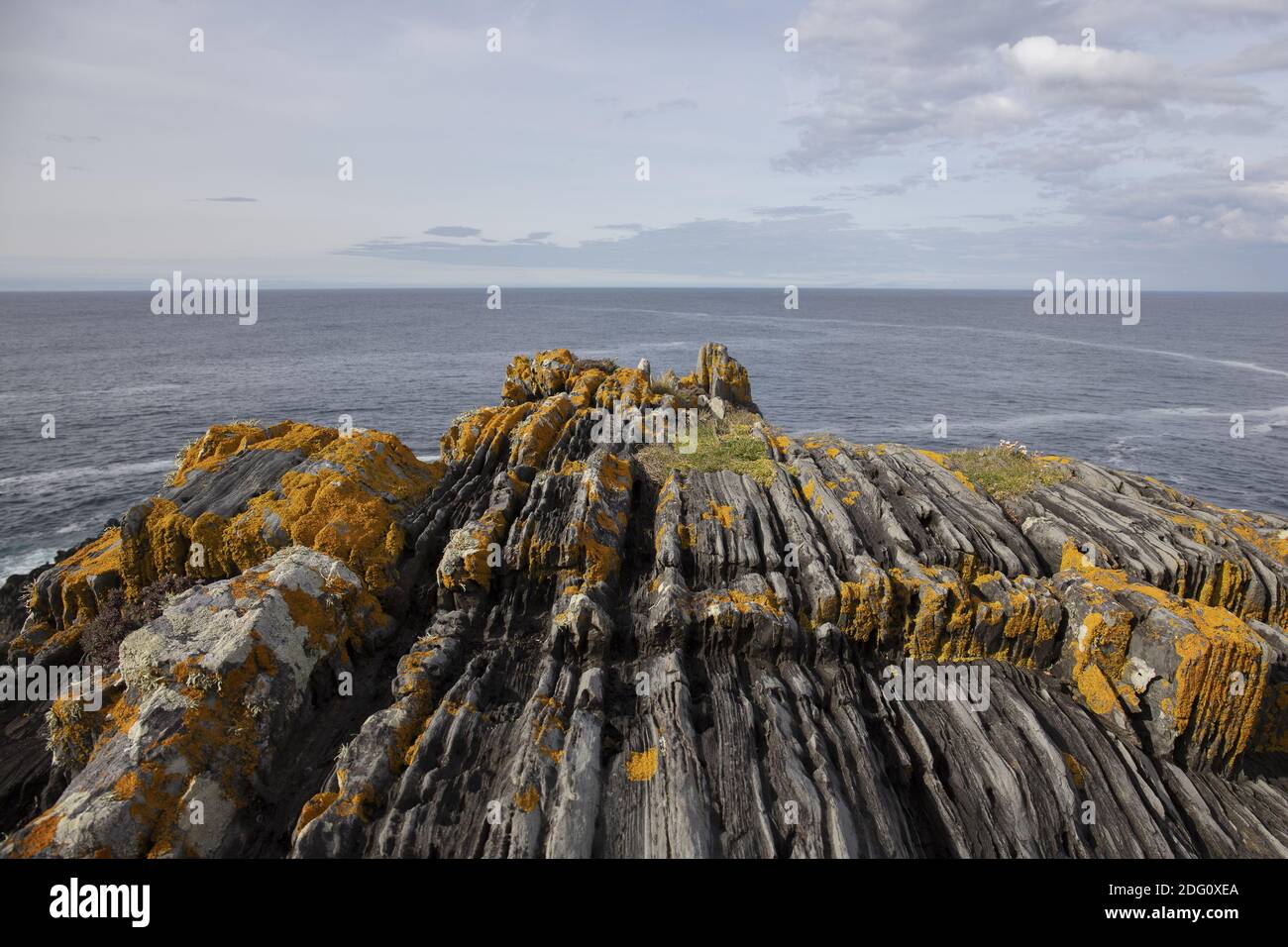 Eine schöne Aussicht auf das Meer von einer felsigen Klippe Stockfoto