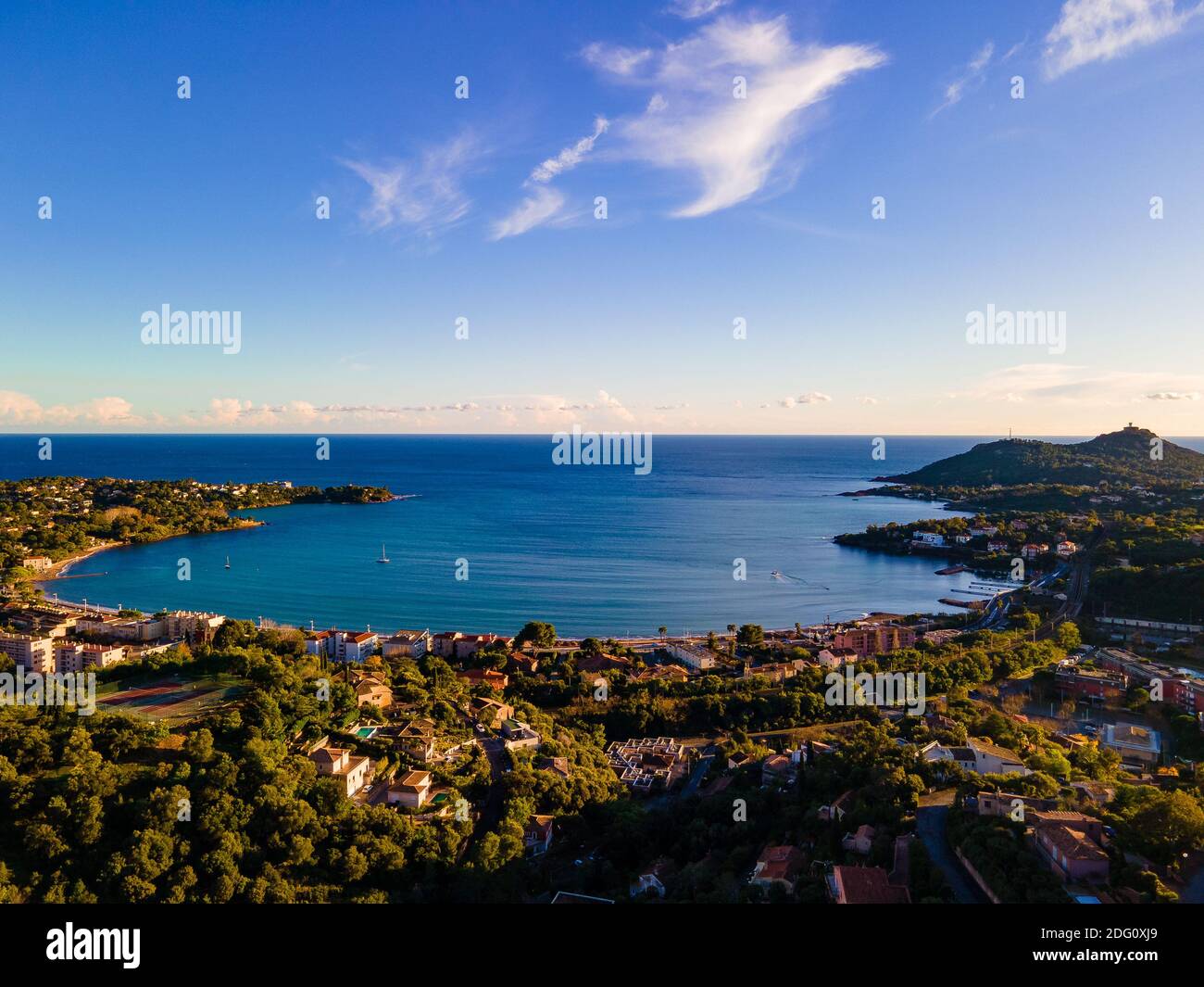 Agay Bay landschaftlich schöner und panoramischer Luftblick bei Sonnenuntergang an der französischen Riviera, Côte d'Azur, Frankreich Stockfoto