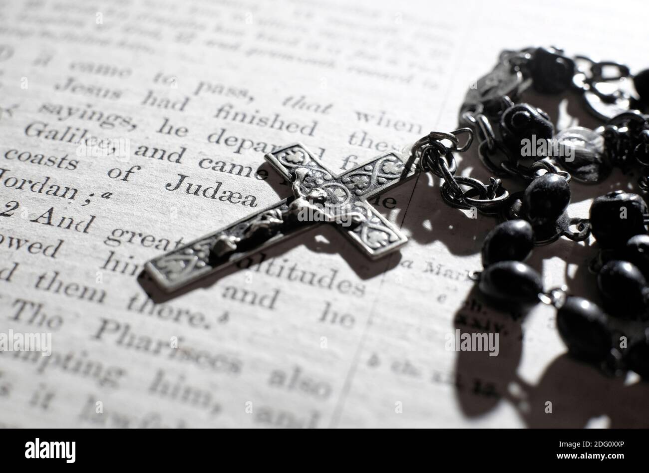 rosenkranz Perlen und Kruzifix auf alten englischen bibel Stockfoto