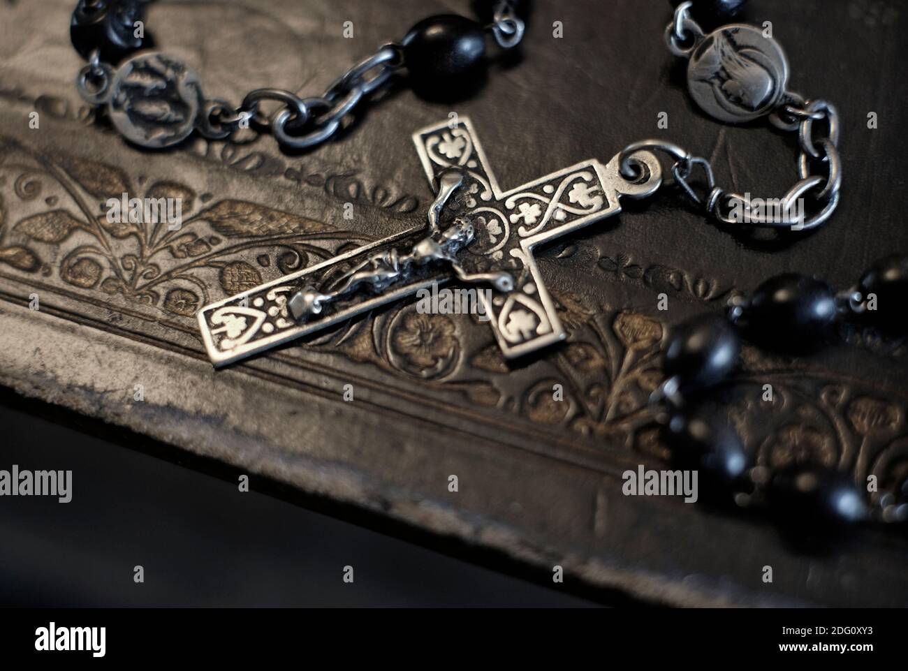rosenkranz Perlen und Kruzifix auf alten englischen bibel Stockfoto