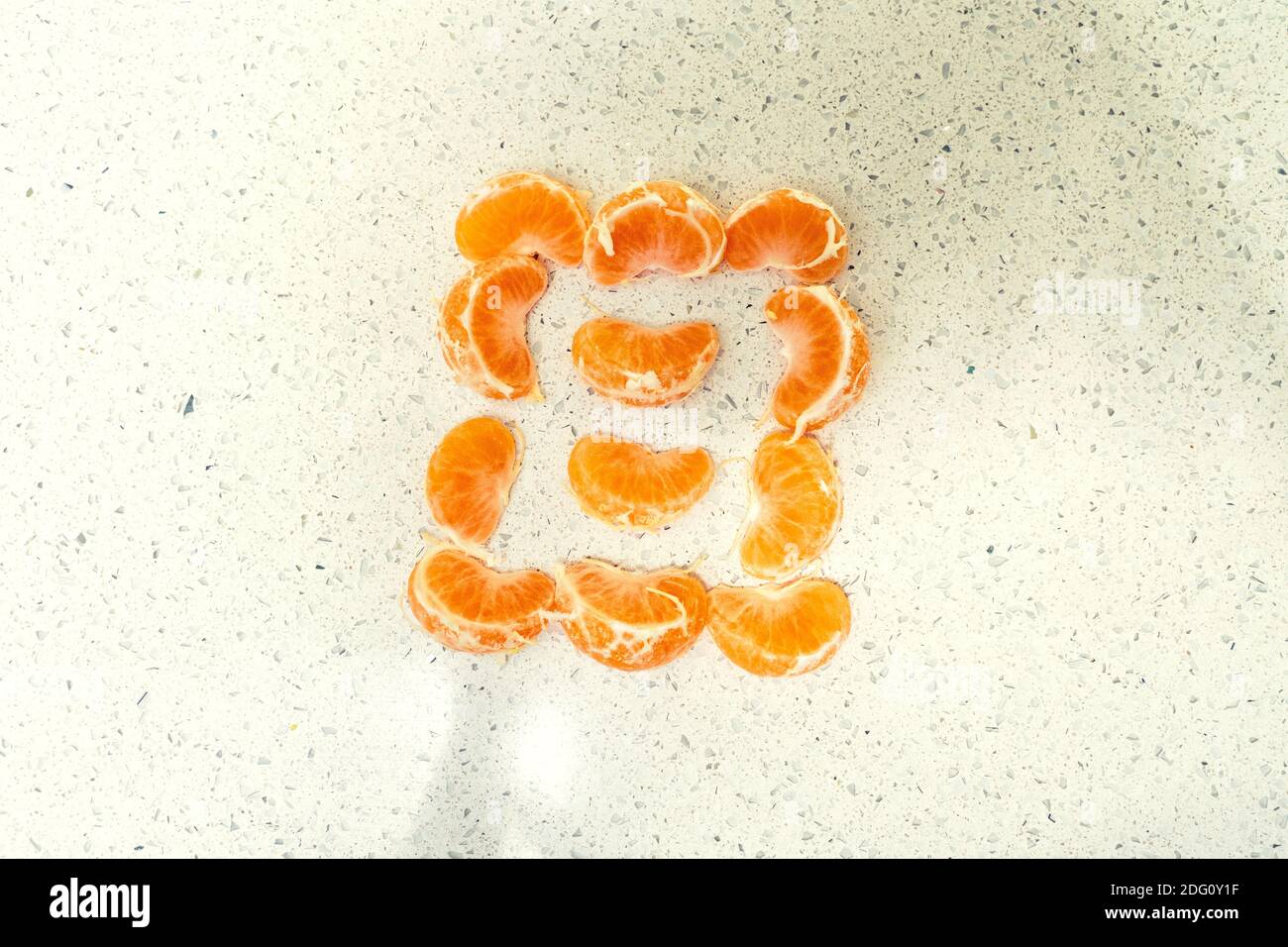 mandarin-Scheiben in Form eines Symbols von A Laden der Energie Stockfoto