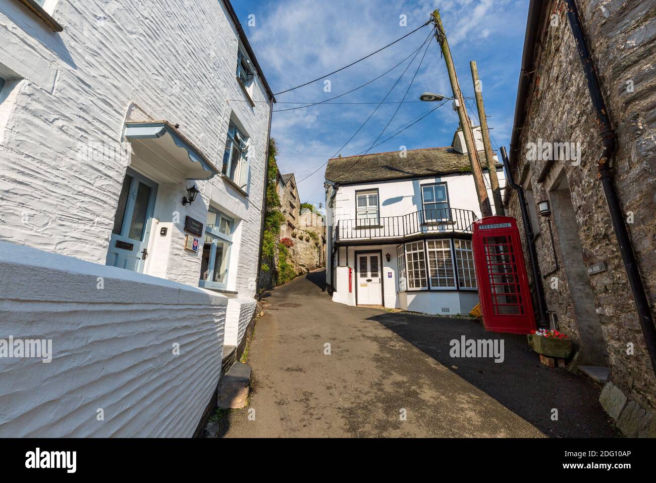 Eine schmale Straße von 'The Warren' in Polperro in Cornwall, England Stockfoto