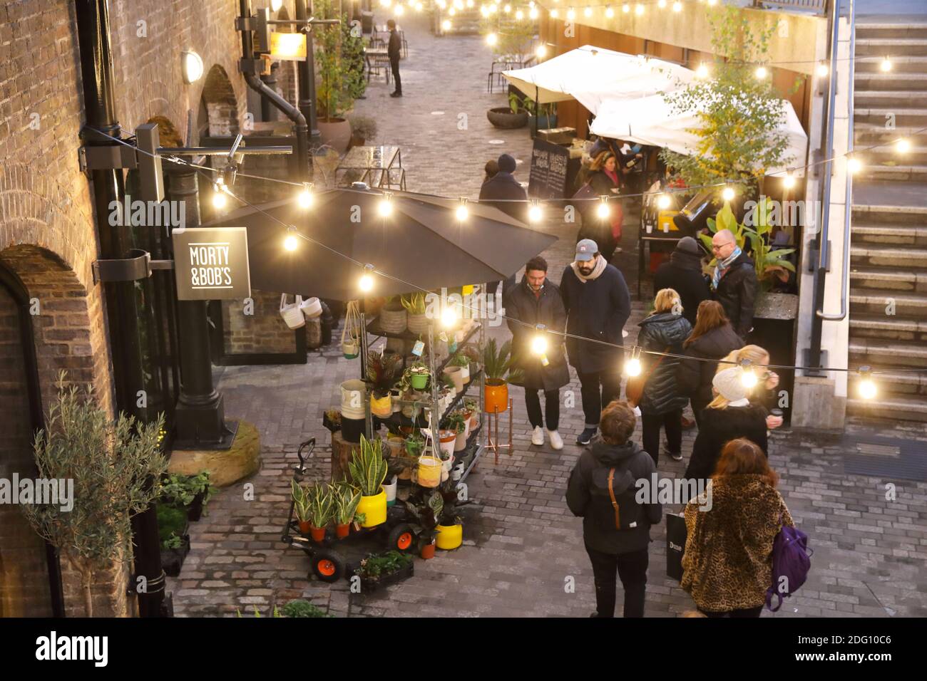Weihnachtsmarkt in der Lower Stable Street, bei Coal Drops Yard, bei Kings Cross, North London, Großbritannien Stockfoto