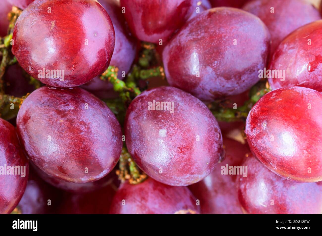 Geschmackvolle rote Trauben von oben Stockfoto