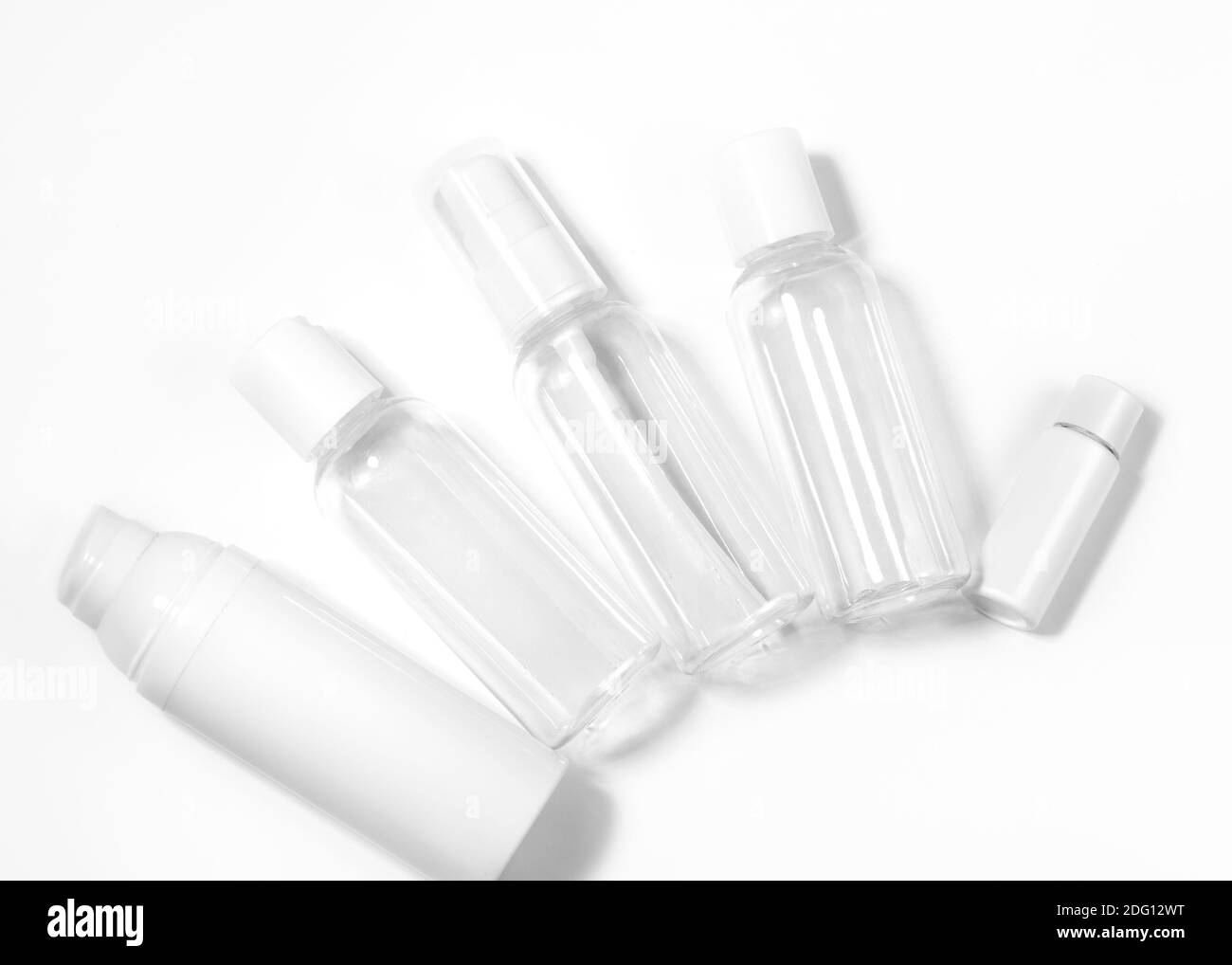 Weiße Kosmetikflaschen auf weißem Hintergrund. Wellness, Spa und Körperpflege Flaschen Sammlung. Schönheitsbehandlung, Badezimmer-Set Stockfoto