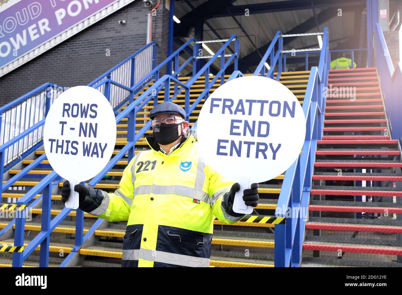 Ein Steward bereit für Fans, die während des Sky Bet EFL League One Matches zwischen Portsmouth und Peterborough United im Fratton Park , Portsmouth , UK - 5. Dezember 2020 - nur zur redaktionellen Verwendung zurückkehren. Keine Verkaufsförderung. Für Football-Bilder gelten Einschränkungen für FA und Premier League. Keine Internet-/Mobilnutzung ohne FAPL-Lizenz - für Details wenden Sie sich bitte an Football Dataco: Stockfoto