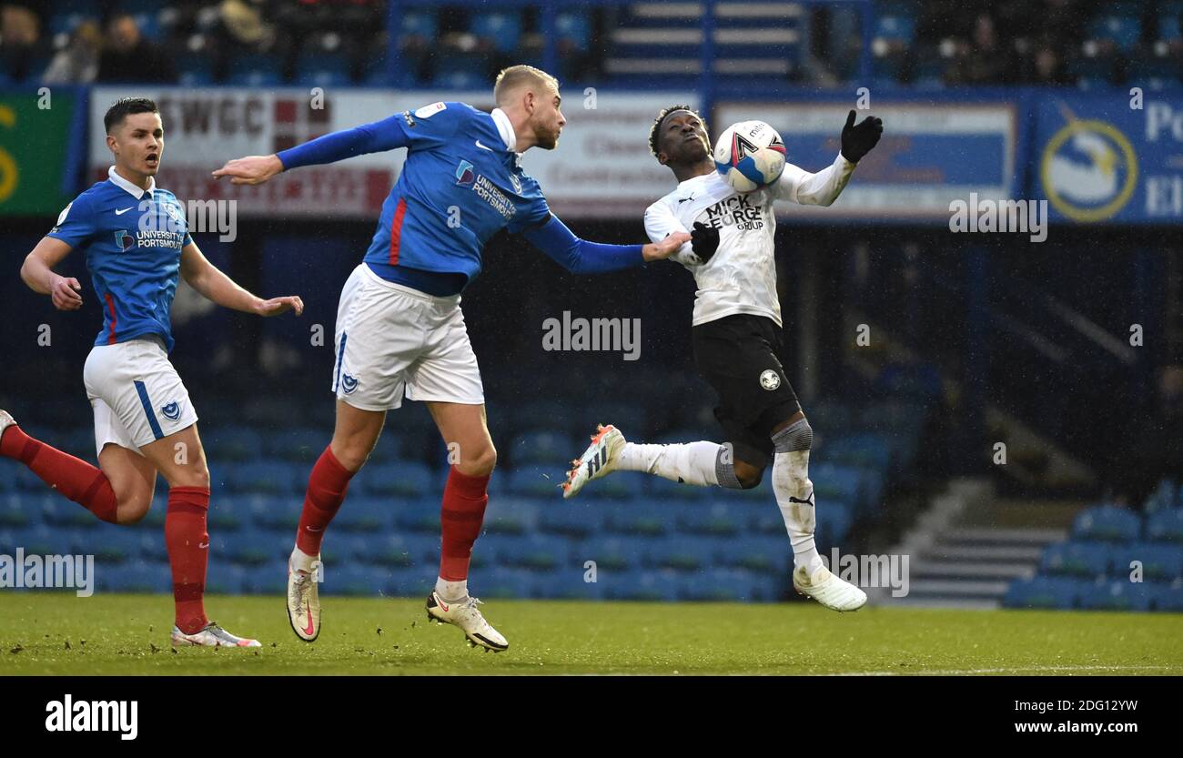 Siriki Dembele von Peterborough kommt während der Sky Bet EFL League ein Spiel zwischen Portsmouth und Peterborough United im Fratton Park , Portsmouth , UK - 5. Dezember 2020 - nur für die redaktionelle Verwendung. Keine Verkaufsförderung. Für Football-Bilder gelten Einschränkungen für FA und Premier League. Keine Nutzung des Internets/Handys ohne FAPL-Lizenz - für Details wenden Sie sich an Football Dataco Stockfoto