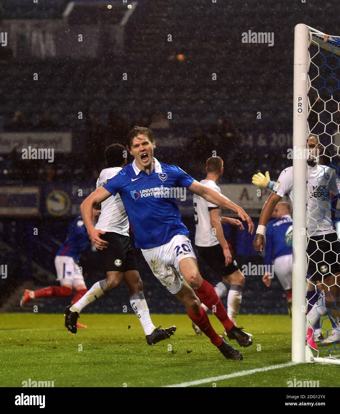 Sean Raggett aus Portsmouth feiert, wie sie die Führung in der zweiten Hälfte während der Sky Bet EFL League ein Spiel zwischen Portsmouth und Peterborough United in Fratton Park, Portsmouth, UK - 5. Dezember 2020 Stockfoto