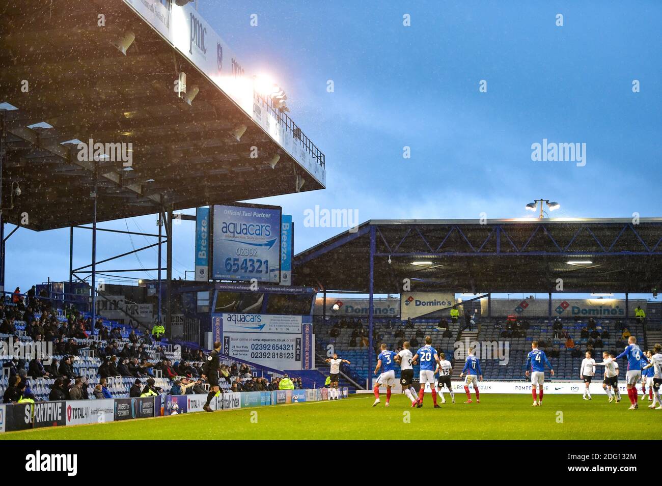 Fans, die wieder in Fratton Park sind, sehen sich die Action während des Sky Bet EFL League One Matches zwischen Portsmouth und Peterborough United im Fratton Park , Portsmouth , UK - 5. Dezember 2020 - nur für die redaktionelle Verwendung an. Keine Verkaufsförderung. Für Football-Bilder gelten Einschränkungen für FA und Premier League. Keine Nutzung des Internets/Handys ohne FAPL-Lizenz - für Details wenden Sie sich an Football Dataco Stockfoto