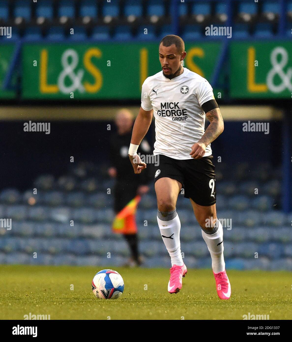 Jonson Clarke-Harris von Peterborough während der Sky Bet EFL League ein Spiel zwischen Portsmouth und Peterborough United im Fratton Park , Portsmouth , UK - 5. Dezember 2020 - nur für die redaktionelle Verwendung. Keine Verkaufsförderung. Für Football-Bilder gelten Einschränkungen für FA und Premier League. Keine Nutzung des Internets/Handys ohne FAPL-Lizenz - für Details wenden Sie sich an Football Dataco Stockfoto